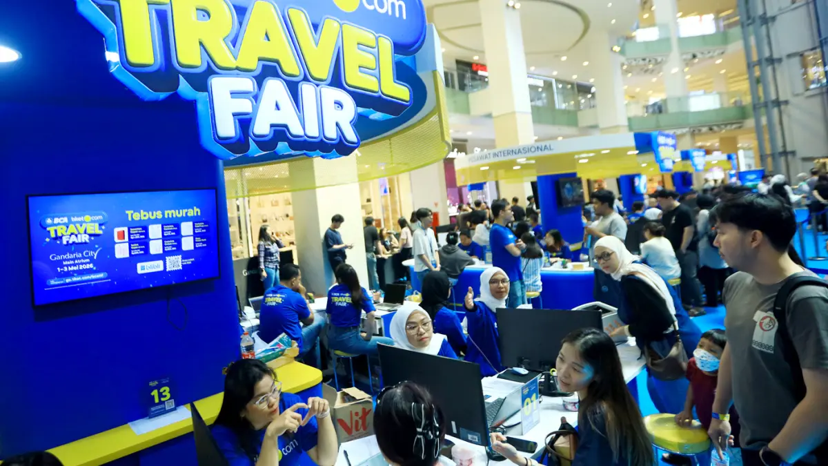 Petugas membantu pengunjung mencari promo di Travel Fair 2026 di Mal Gandaria City, Jakarta, Jumat (1/5/2026).