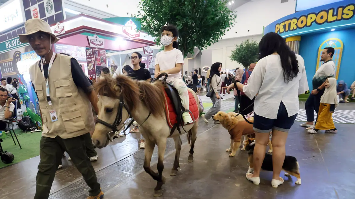 Petugas membantu pengunjung mencari promo di Travel Fair 2026 di Mal Gandaria City, Jakarta, Jumat (1/5/2026).