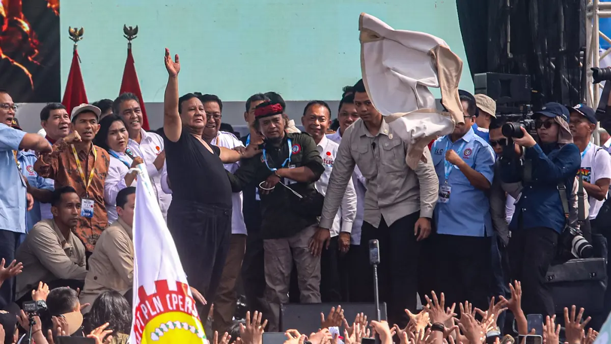Presiden Prabowo Subianto melemparkan bajunya ke masa buruh usai menyampaikan pidato sambutan dalam peringatan Hari Buruh Internasional atau May Day 2026 di kawasan Monumen Nasional (Monas), Jakarta, Jumat (1/5/2026). (Salman Toyibi/Jawa Pos)