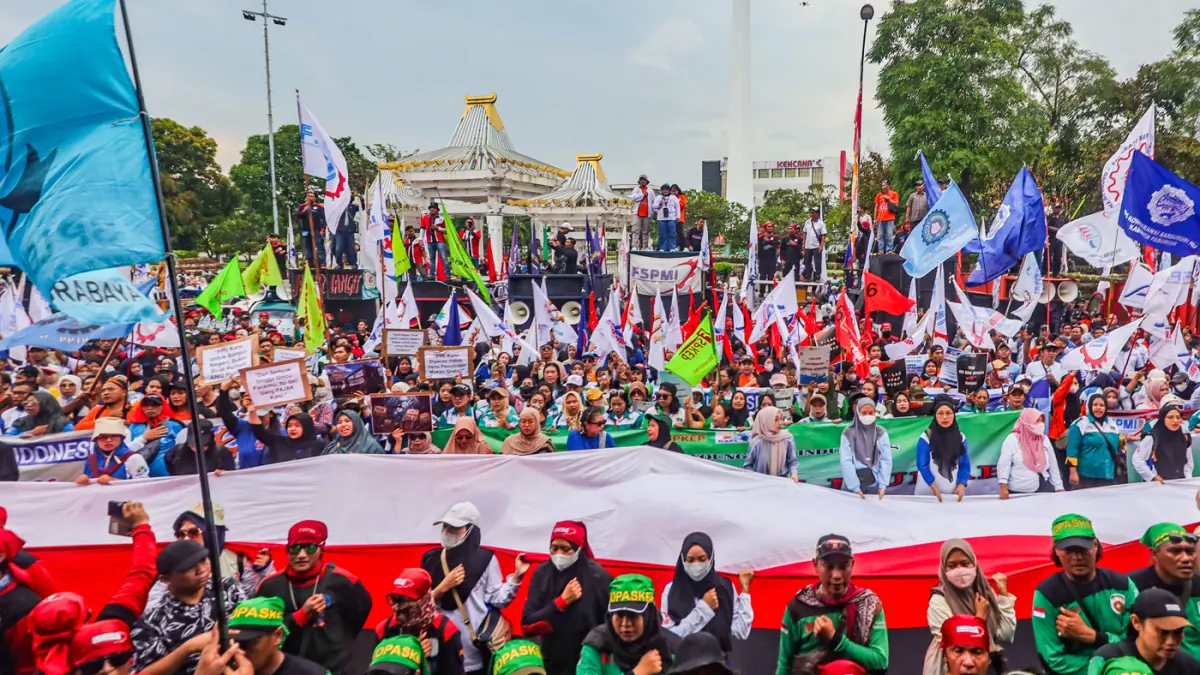 Ribuan buruh dari berbagi organisasi melaksanakan aksi demontrasi dalam rangka memperingati May Day di Kantor Gubernur Jawa Timur, Jalan Pahlawan, Jumat (1/5/2026). (Riana Setiawan/ Jawa Pos)