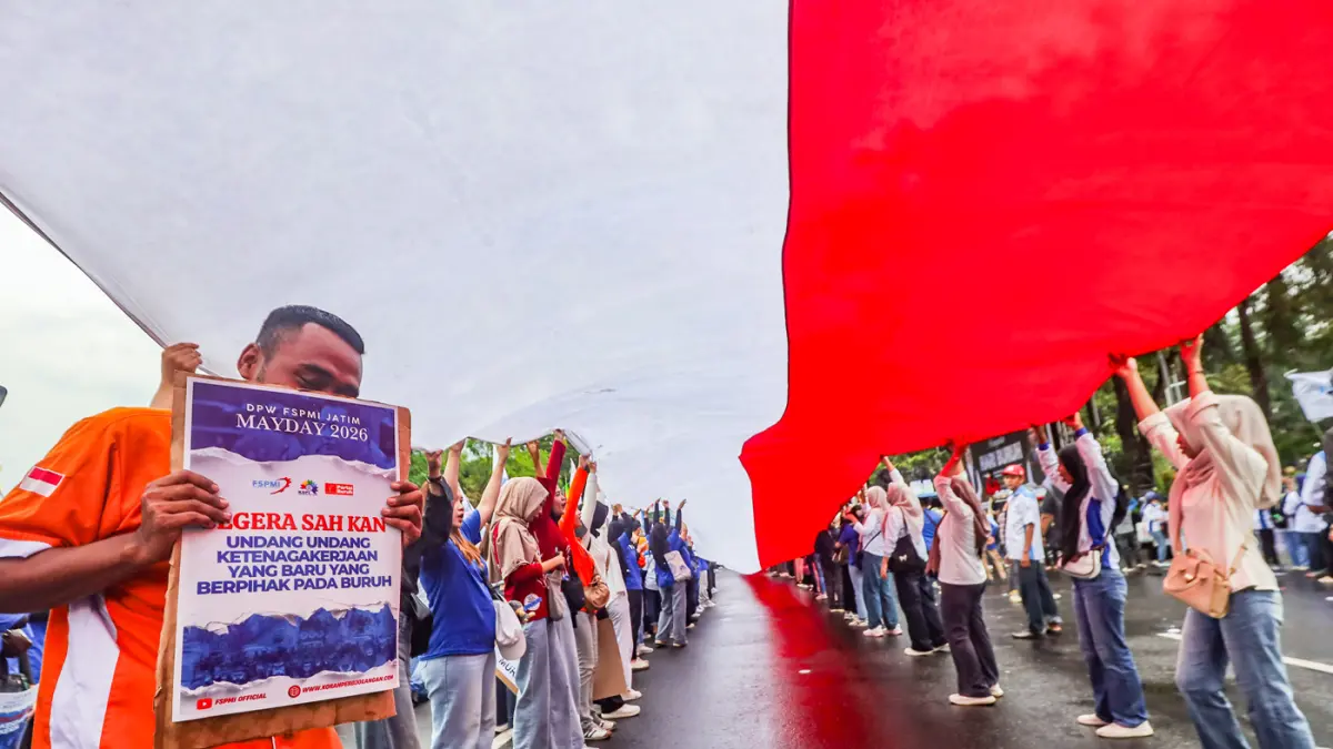 Peringati May Day Di Surabaya  - Image