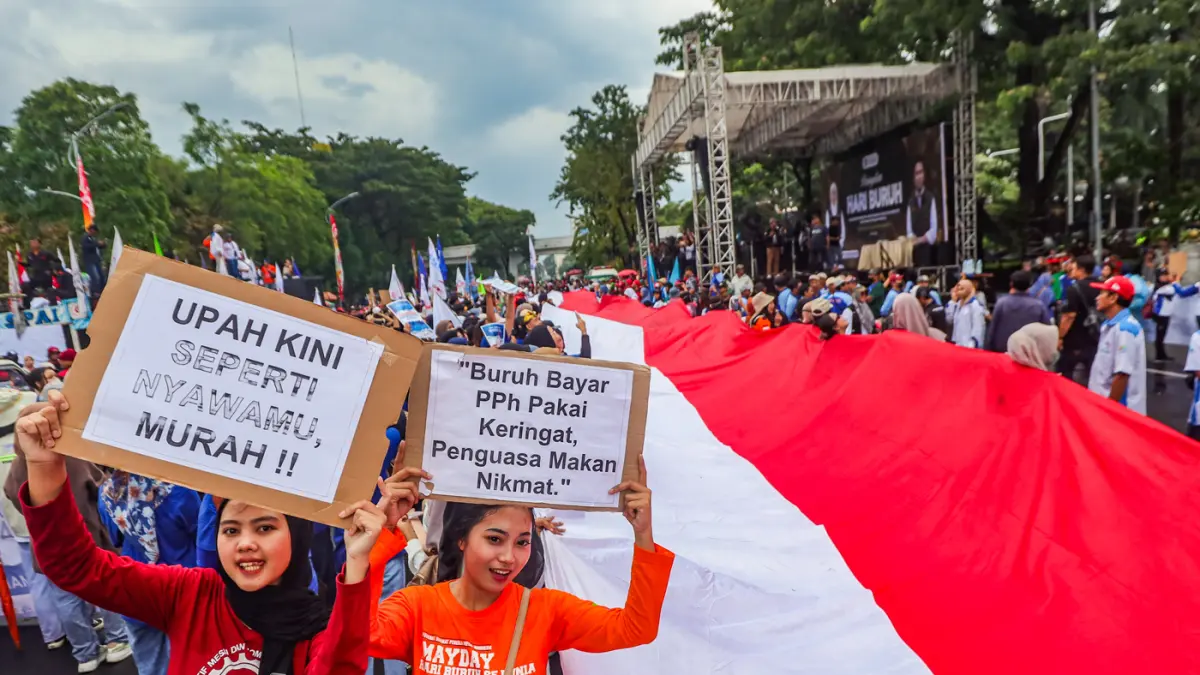 Ribuan buruh dari berbagi organisasi melaksanakan aksi demontrasi dalam rangka memperingati May Day di Kantor Gubernur Jawa Timur, Jalan Pahlawan, Jumat (1/5/2026). (Riana Setiawan/ Jawa Pos)