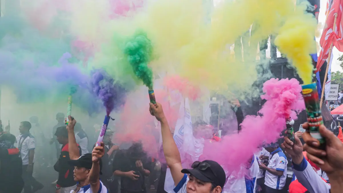 Ribuan buruh dari berbagi organisasi melaksanakan aksi demontrasi dalam rangka memperingati May Day di Kantor Gubernur Jawa Timur, Jalan Pahlawan, Jumat (1/5/2026). (Riana Setiawan/ Jawa Pos)