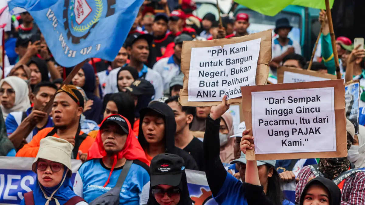 Ribuan buruh dari berbagi organisasi melaksanakan aksi demontrasi dalam rangka memperingati May Day di Kantor Gubernur Jawa Timur, Jalan Pahlawan, Jumat (1/5/2026). (Riana Setiawan/ Jawa Pos)