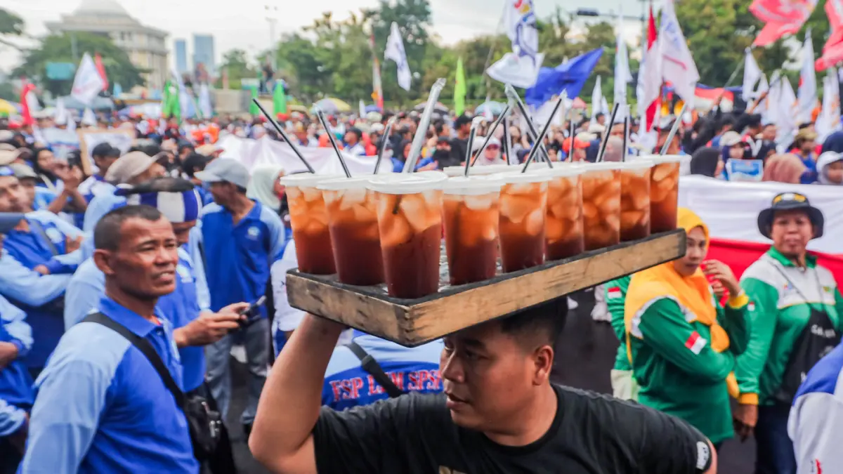 Ribuan buruh dari berbagi organisasi melaksanakan aksi demontrasi dalam rangka memperingati May Day di Kantor Gubernur Jawa Timur, Jalan Pahlawan, Jumat (1/5/2026). (Riana Setiawan/ Jawa Pos)