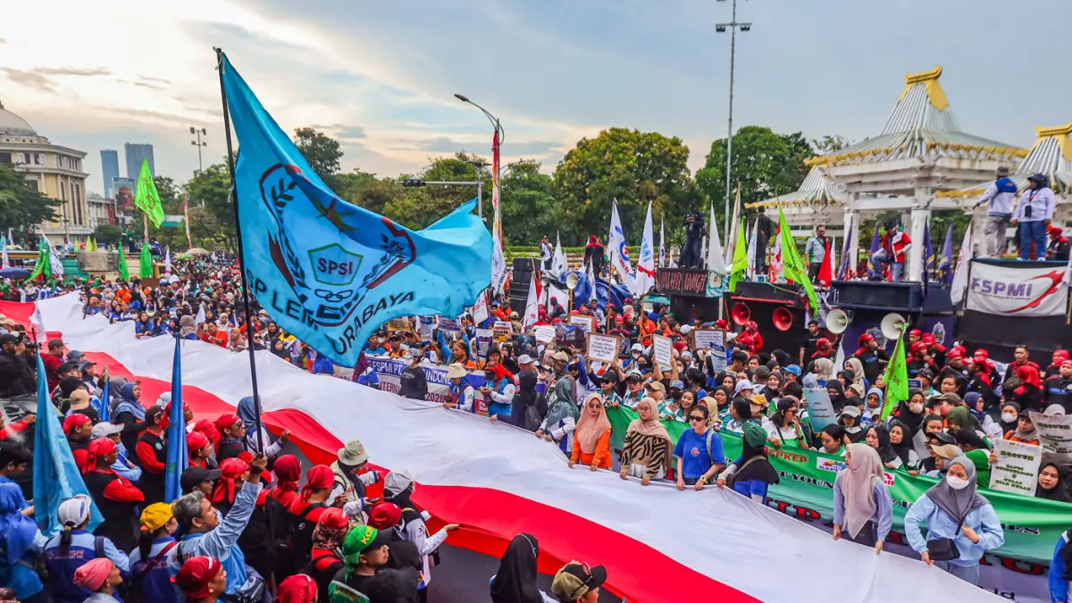 Sejumlah buruh dari berbagi organisasi melaksanakan shalat Jumat sebelum melakukan aksi demontrasi dalam rangka memperingati May Day di Kantor Gubernur Jawa Timur, Jalan Pahlawan, Jumat (1/5/2026). (Riana Setiawan/ Jawa Pos)