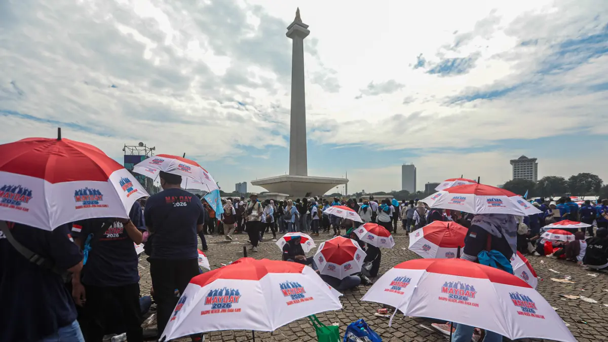 Sejumlah mengikuti peringatan Hari Buruh Internasional atau May Day 2026 di kawasan Monumen Nasional (Monas), Jakarta, Jumat (1/5/2026). (Salman Toyibi/Jawa Pos)