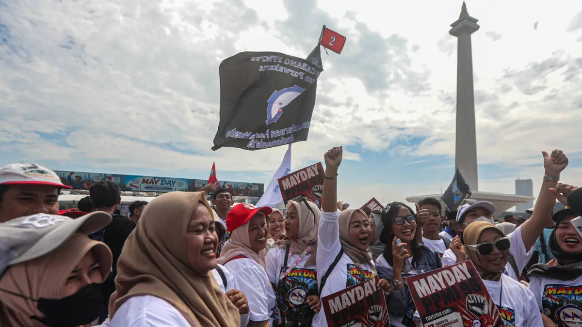 Sejumlah mengikuti peringatan Hari Buruh Internasional atau May Day 2026 di kawasan Monumen Nasional (Monas), Jakarta, Jumat (1/5/2026). (Salman Toyibi/Jawa Pos)