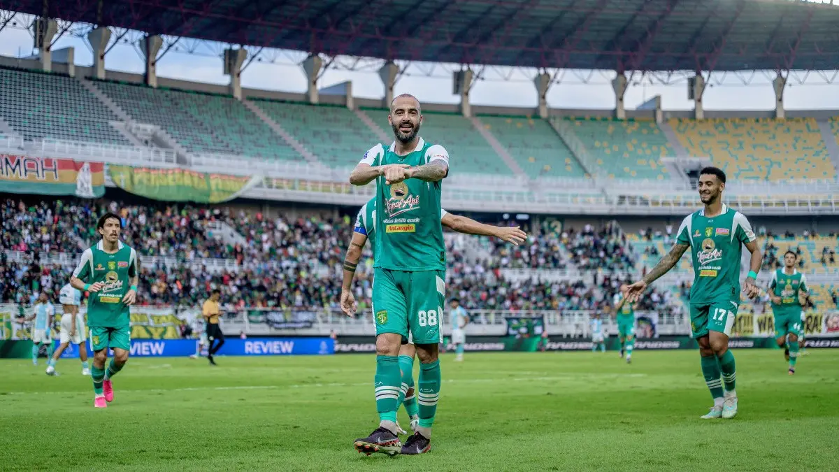 Pemain Persebaya Milos Raickovic merayakan gol ke gawang PSBS Biak. (Persebaya) - Image