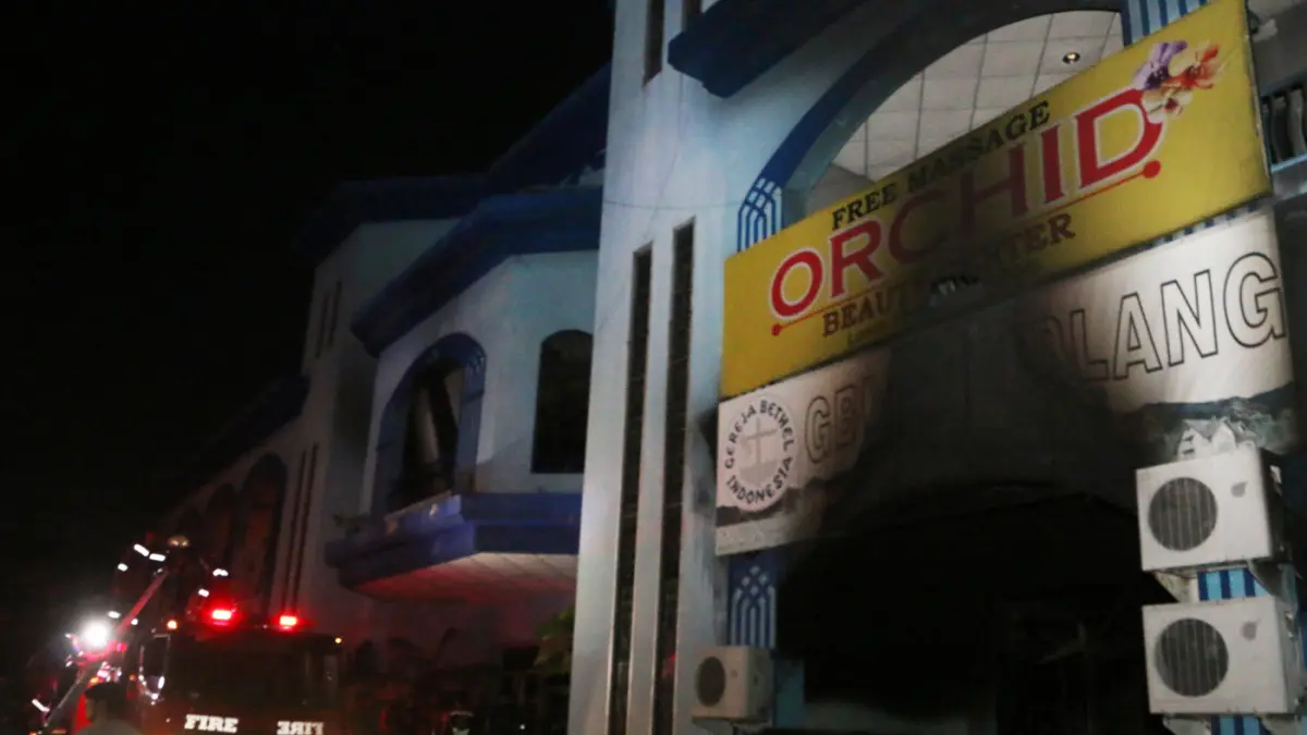 Petugas damkar memadamkan api saat kebakaran melanda Gedung Metro Sport Center, di Semarang, Jawa Tengah, Senin (4/5/2026). (Nur Chamim/Jawapos Radar Semarang)