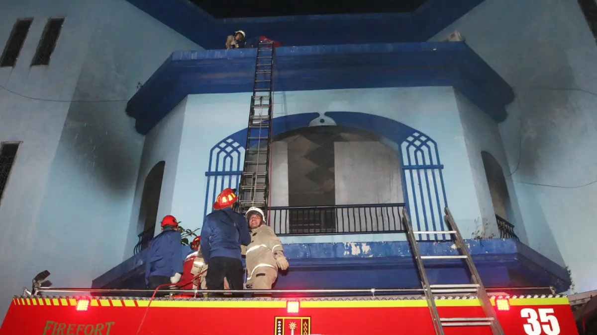 Petugas damkar memadamkan api saat kebakaran melanda Gedung Metro Sport Center, di Semarang, Jawa Tengah, Senin (4/5/2026). (Nur Chamim/Jawapos Radar Semarang)