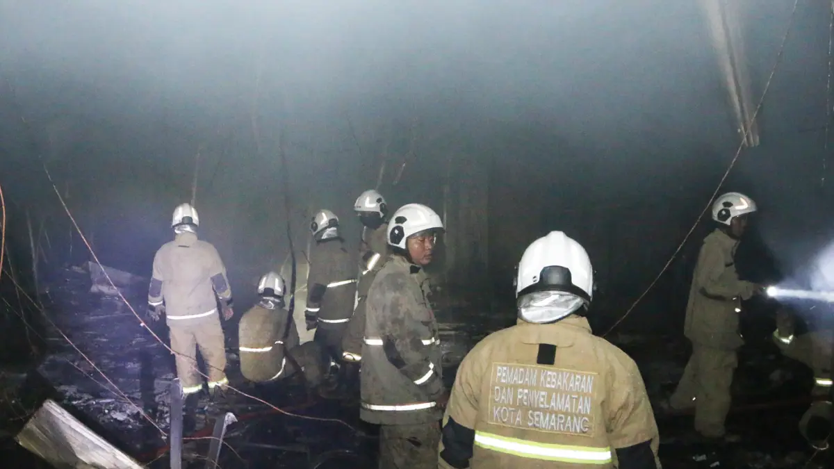 Petugas damkar memadamkan api saat kebakaran melanda Gedung Metro Sport Center, di Semarang, Jawa Tengah, Senin (4/5/2026). (Nur Chamim/Jawapos Radar Semarang)