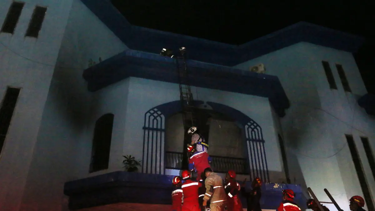 Petugas pemadam kebakaran mengevakuasi warga yang terjebak saat kebakaran melanda Gedung Metro Sport Center, di Semarang, Jawa Tengah, Senin (4/5/2026). (Nur Chamim/Jawapos Radar Semarang)
