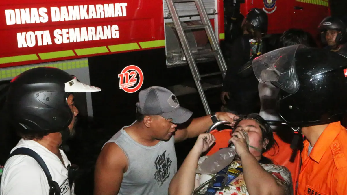 Petugas pemadam kebakaran mengevakuasi warga yang terjebak saat kebakaran melanda Gedung Metro Sport Center, di Semarang, Jawa Tengah, Senin (4/5/2026). (Nur Chamim/Jawapos Radar Semarang)