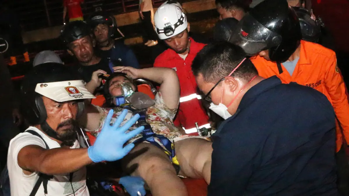 Petugas pemadam kebakaran mengevakuasi warga yang terjebak saat kebakaran melanda Gedung Metro Sport Center, di Semarang, Jawa Tengah, Senin (4/5/2026). (Nur Chamim/Jawapos Radar Semarang)
