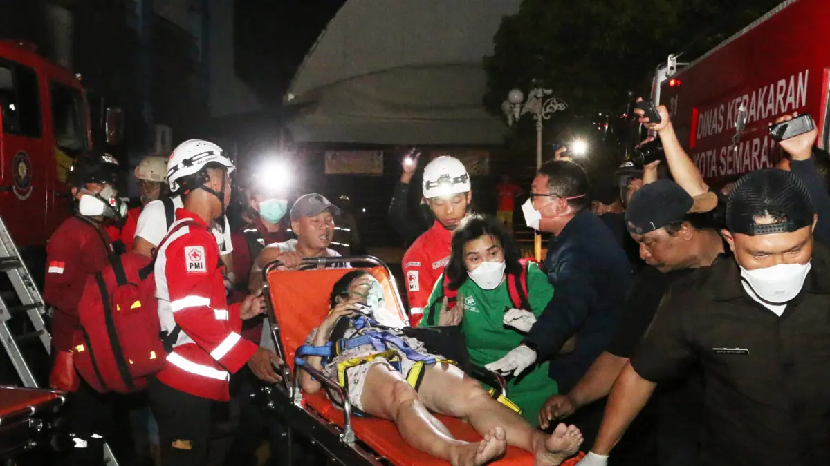 Petugas pemadam kebakaran mengevakuasi warga yang terjebak saat kebakaran melanda Gedung Metro Sport Center, di Semarang, Jawa Tengah, Senin (4/5/2026). (Nur Chamim/Jawapos Radar Semarang)
