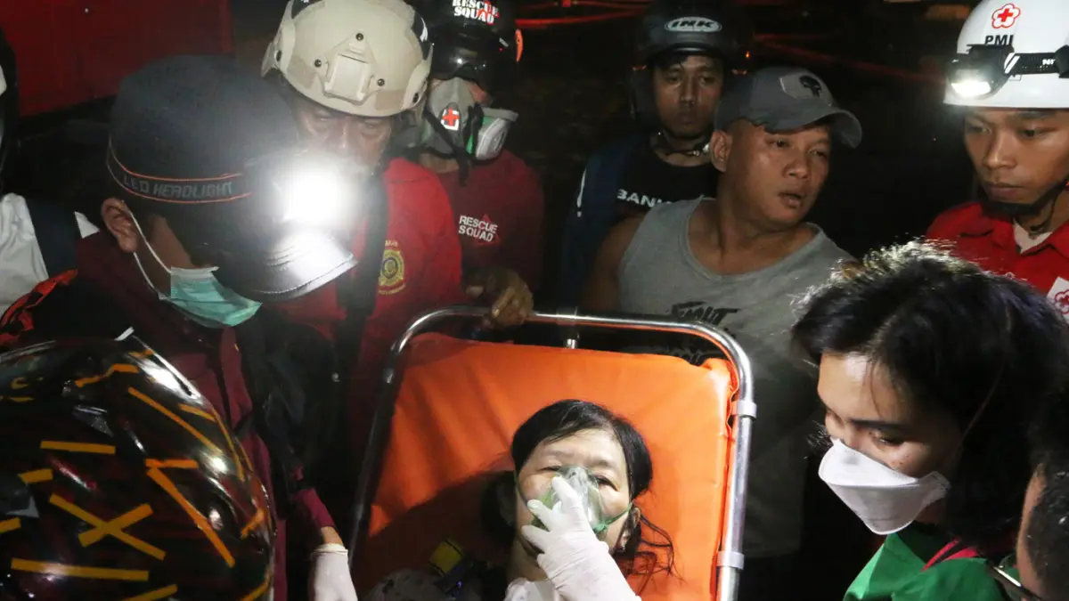 Evakuasi korban kebakaran gedung di Semarang - Image