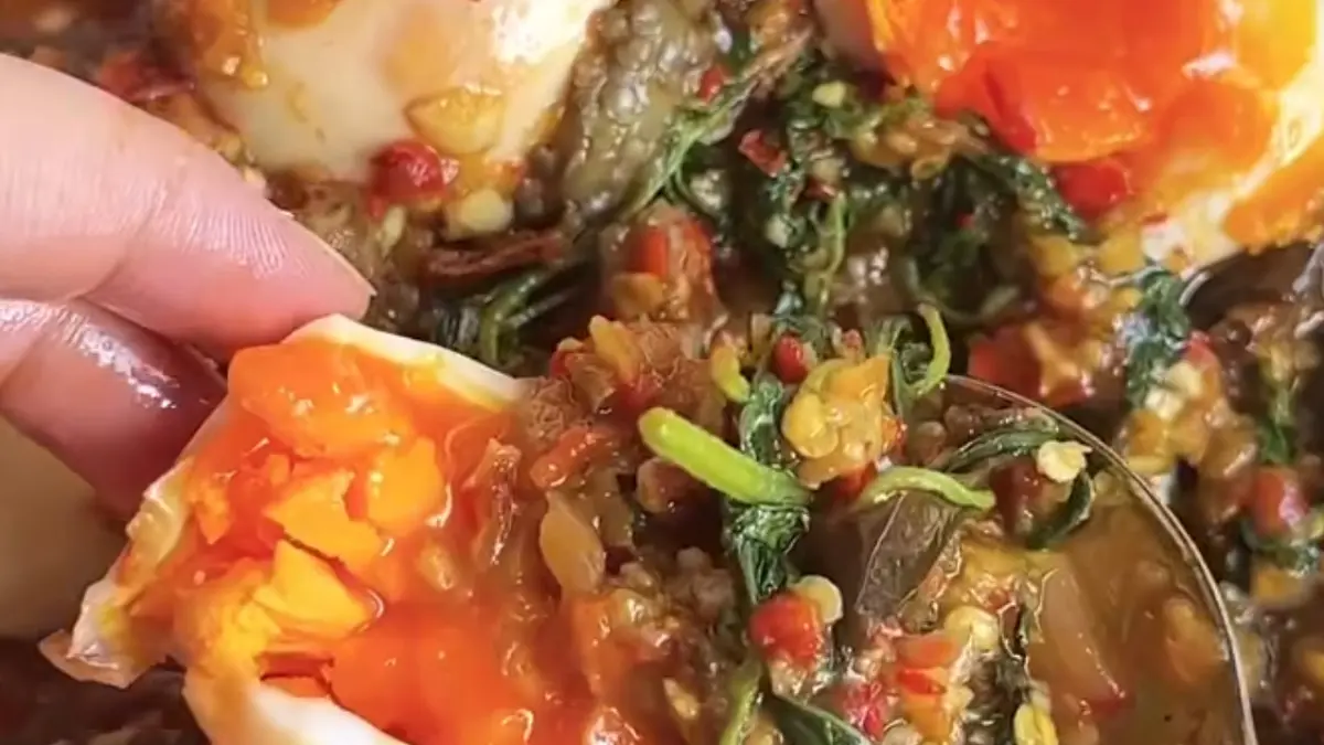 Potret tumis telur dan terong yang pedas. (Sumber: instagram.com/@jennidish) - Image