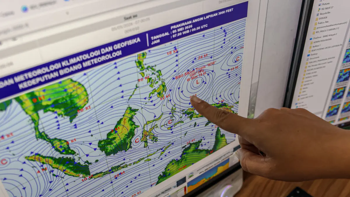 Prakirawan dari Badan Meteorologi Klimatologi dan Geofisika (BMKG) Balai Besar Meteorologi, Klimatologi dan Geofisika Wilayah II melakukan monitoring radar dan arah angin di Kantor BMKG Regional II Banten, Tangerang Selatan, Selasa (05/05/2026). (Hanung H