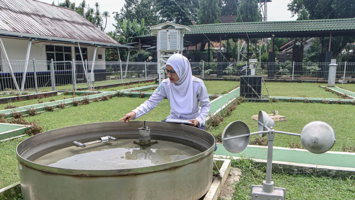 Prakirawan dari Badan Meteorologi Klimatologi dan Geofisika (BMKG) Balai Besar Meteorologi, Klimatologi dan Geofisika Wilayah II melakukan monitoring radar dan arah angin di Kantor BMKG Regional II Banten, Tangerang Selatan, Selasa (05/05/2026). (Hanung H
