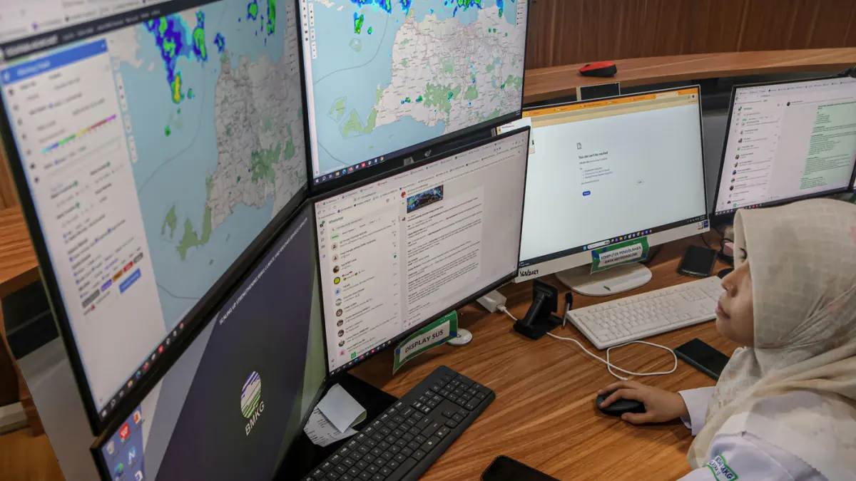 Prakirawan dari Badan Meteorologi Klimatologi dan Geofisika (BMKG) Balai Besar Meteorologi, Klimatologi dan Geofisika Wilayah II melakukan monitoring radar dan arah angin di Kantor BMKG Regional II Banten, Tangerang Selatan, Selasa (05/05/2026). (Hanung H