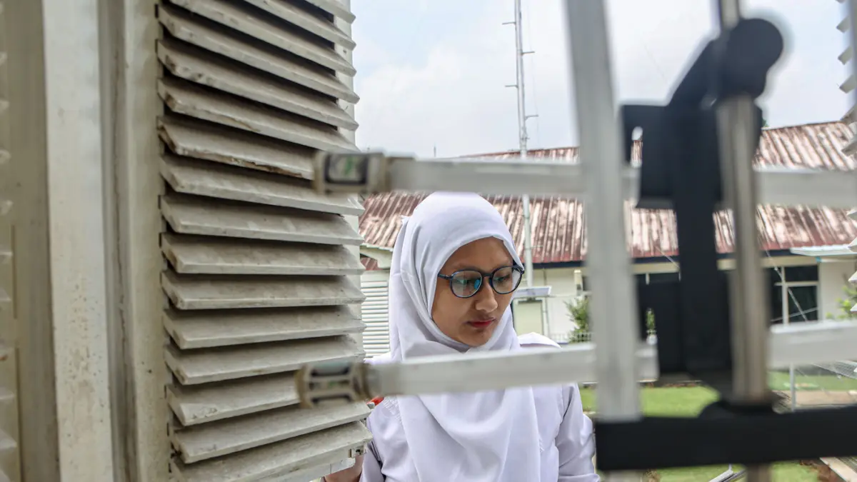 Prakirawan dari Badan Meteorologi Klimatologi dan Geofisika (BMKG) Balai Besar Meteorologi, Klimatologi dan Geofisika Wilayah II melakukan monitoring radar dan arah angin di Kantor BMKG Regional II Banten, Tangerang Selatan, Selasa (05/05/2026). (Hanung H