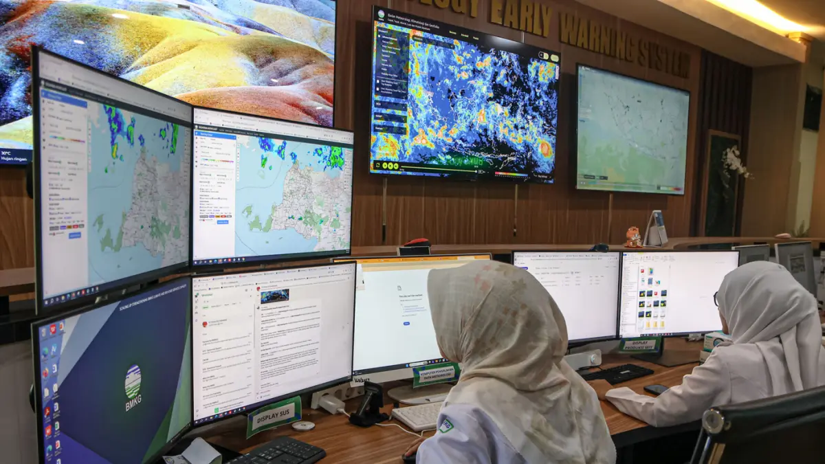 Prakirawan dari Badan Meteorologi Klimatologi dan Geofisika (BMKG) Balai Besar Meteorologi, Klimatologi dan Geofisika Wilayah II melakukan monitoring radar dan arah angin di Kantor BMKG Regional II Banten, Tangerang Selatan, Selasa (05/05/2026). (Hanung H