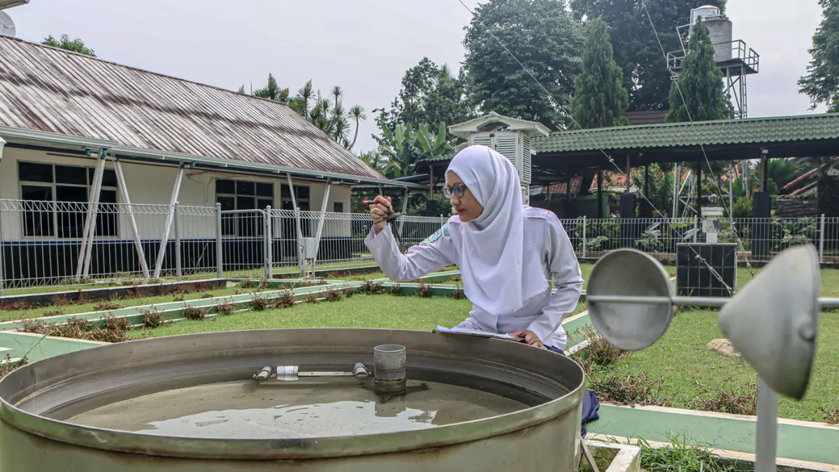 Prakirawan dari Badan Meteorologi Klimatologi dan Geofisika (BMKG) Balai Besar Meteorologi, Klimatologi dan Geofisika Wilayah II melakukan monitoring radar dan arah angin di Kantor BMKG Regional II Banten, Tangerang Selatan, Selasa (05/05/2026). (Hanung H