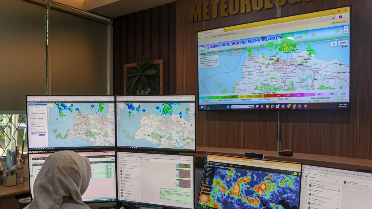 Prakirawan dari Badan Meteorologi Klimatologi dan Geofisika (BMKG) Balai Besar Meteorologi, Klimatologi dan Geofisika Wilayah II melakukan monitoring radar dan arah angin di Kantor BMKG Regional II Banten, Tangerang Selatan, Selasa (05/05/2026). (Hanung H