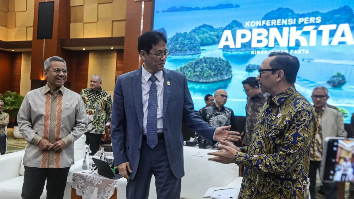 Menteri Keuangan Purbaya Yudhi Sadewa (tengah) didampingi Wakil Menteri Suahasil Nazara (kiri) dan Wakil Menteri Keuangan Juda Agung berbincang sebelum menyampaikan paparan konferensi pers APBN KiTa di Jakarta, Selasa (5/5/2026). (Salman Toyibi/Jawa Pos)
