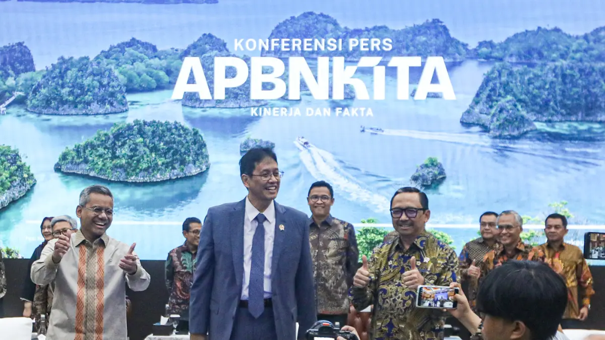 Menteri Keuangan Purbaya Yudhi Sadewa (tengah) didampingi Wakil Menteri Suahasil Nazara (kiri) dan Wakil Menteri Keuangan Juda Agung berbincang sebelum menyampaikan paparan konferensi pers APBN KiTa di Jakarta, Selasa (5/5/2026). (Salman Toyibi/Jawa Pos)