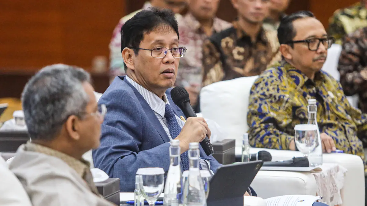 Menteri Keuangan Purbaya Yudhi Sadewa (tengah) didampingi Wakil Menteri Suahasil Nazara (kiri) dan Wakil Menteri Keuangan Juda Agung menyampaikan paparan saat konferensi pers APBN KiTa di Jakarta, Selasa (5/5/2026). (Salman Toyibi/Jawa Pos)