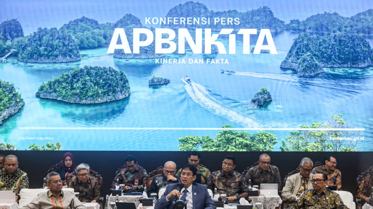 Menteri Keuangan Purbaya Yudhi Sadewa (tengah) didampingi Wakil Menteri Suahasil Nazara (kiri) dan Wakil Menteri Keuangan Juda Agung menyampaikan paparan saat konferensi pers APBN KiTa di Jakarta, Selasa (5/5/2026). (Salman Toyibi/Jawa Pos)