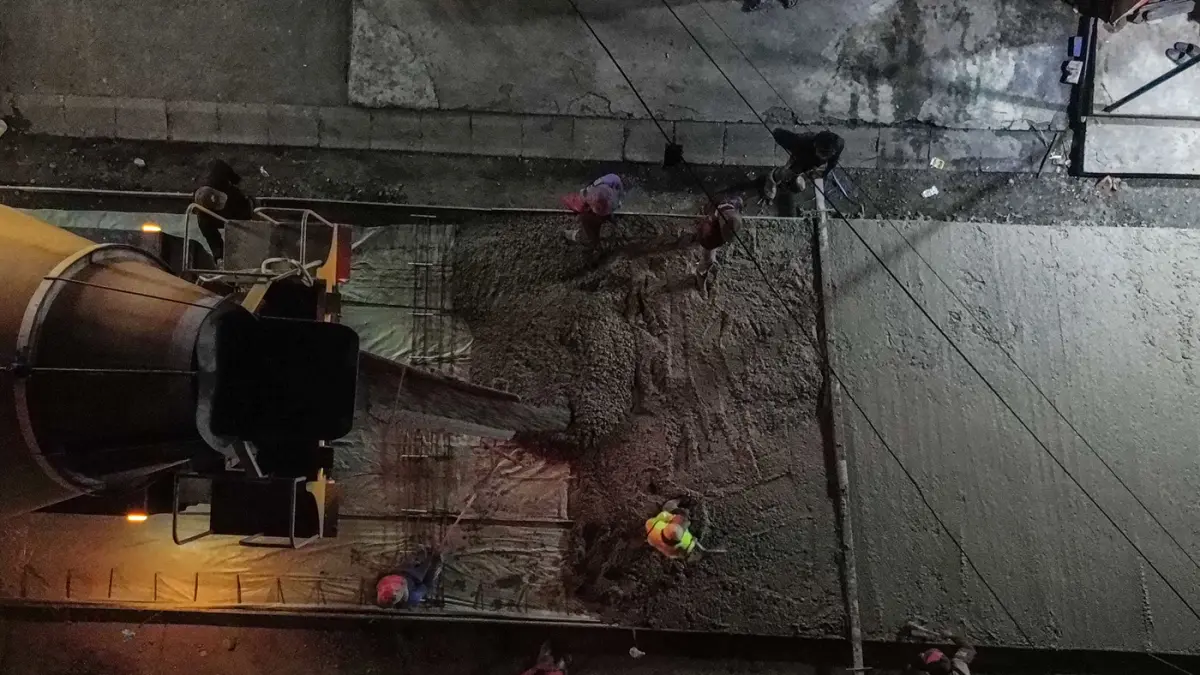 Pekerja menyelesaikan pengerjaan perbaikan jalan di Puri Cendana, Tambun Selatan, Kabupaten Bekasi, Minggu (3/5/2026).