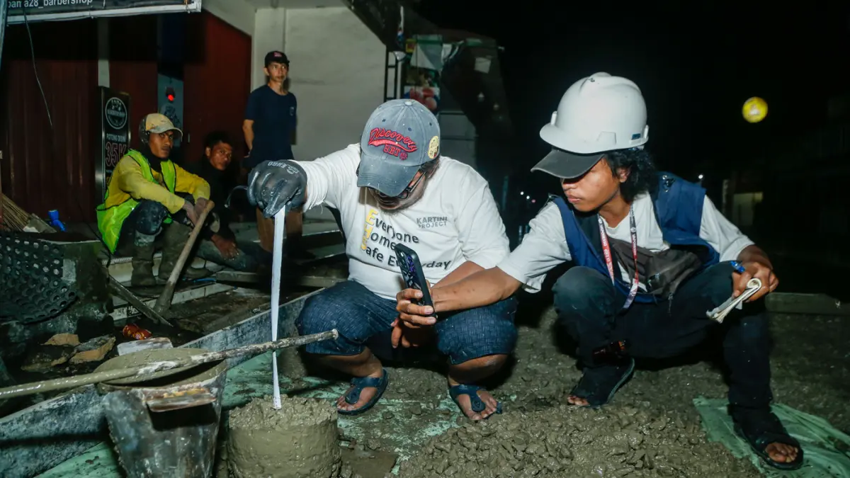 Pekerja menyelesaikan pengerjaan perbaikan jalan di Puri Cendana, Tambun Selatan, Kabupaten Bekasi, Minggu (3/5/2026).