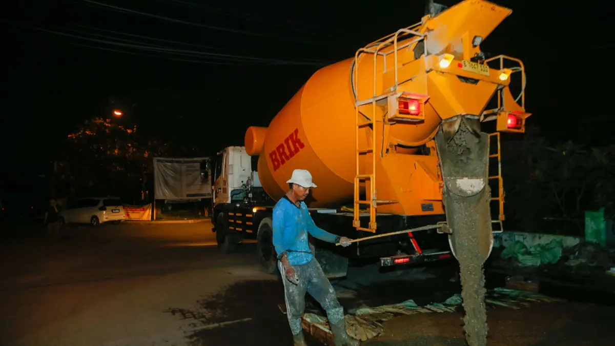 Pekerja menyelesaikan pengerjaan perbaikan jalan di Puri Cendana, Tambun Selatan, Kabupaten Bekasi, Minggu (3/5/2026).