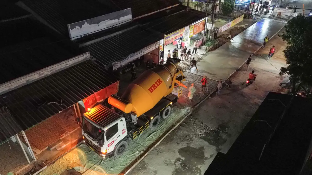 Gotong Royong Warga Cor Jalan Rusak Dengan Dana Swadaya - Image