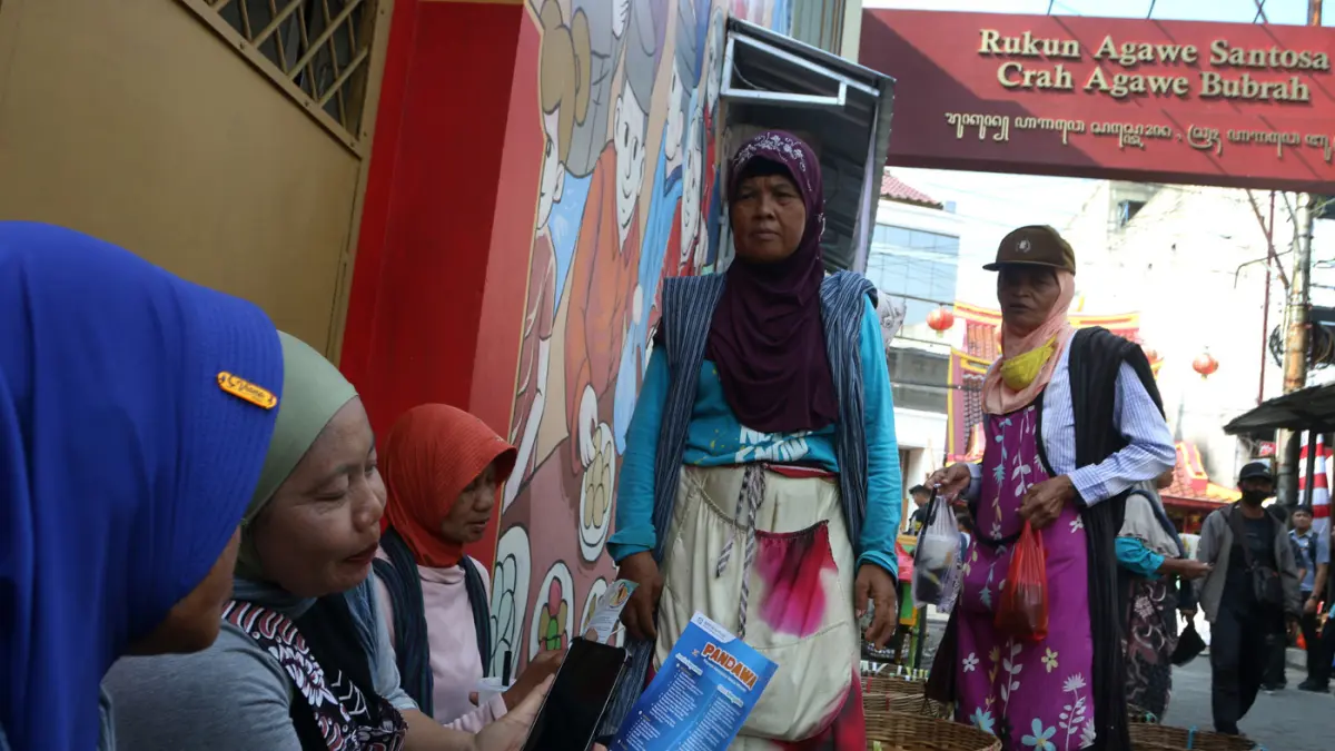 pelayanan BPJS Kesehatan Keliling dengan mobile customer service di pasar wisata Gang Baru Kawasan Pecinan, Kota Semarang, Jawa Tengah, Rabu (5/5/2026). (Nur Chamim/Jawa Pos Radar Semarang)