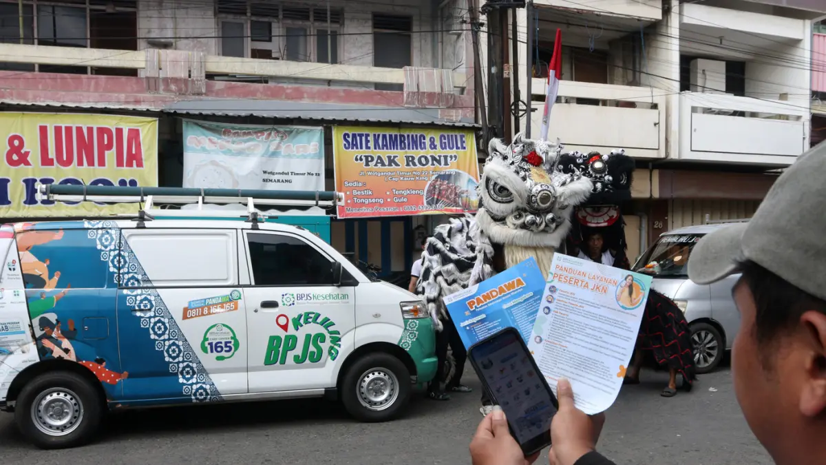 pelayanan BPJS Kesehatan Keliling dengan mobile customer service di pasar wisata Gang Baru Kawasan Pecinan, Kota Semarang, Jawa Tengah, Rabu (5/5/2026). (Nur Chamim/Jawa Pos Radar Semarang)