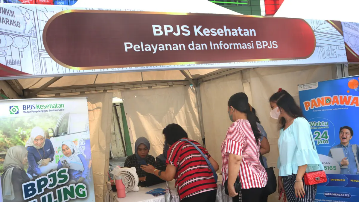 pelayanan BPJS Kesehatan Keliling dengan mobile customer service di pasar wisata Gang Baru Kawasan Pecinan, Kota Semarang, Jawa Tengah, Rabu (5/5/2026). (Nur Chamim/Jawa Pos Radar Semarang)