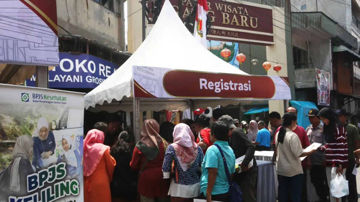 pelayanan BPJS Kesehatan Keliling dengan mobile customer service di pasar wisata Gang Baru Kawasan Pecinan, Kota Semarang, Jawa Tengah, Rabu (5/5/2026). (Nur Chamim/Jawa Pos Radar Semarang)
