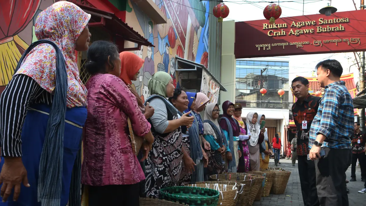 pelayanan BPJS Kesehatan Keliling dengan mobile customer service di pasar wisata Gang Baru Kawasan Pecinan, Kota Semarang, Jawa Tengah, Rabu (5/5/2026). (Nur Chamim/Jawa Pos Radar Semarang)
