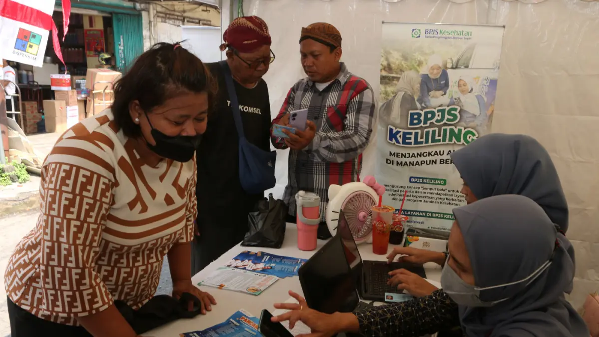 pelayanan BPJS Kesehatan Keliling dengan mobile customer service di pasar wisata Gang Baru Kawasan Pecinan, Kota Semarang, Jawa Tengah, Rabu (5/5/2026). (Nur Chamim/Jawa Pos Radar Semarang)