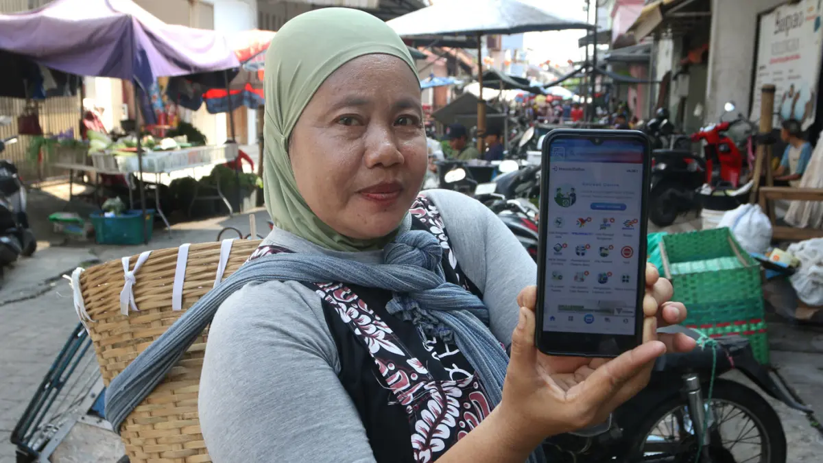 pelayanan BPJS Kesehatan Keliling dengan mobile customer service di pasar wisata Gang Baru Kawasan Pecinan, Kota Semarang, Jawa Tengah, Rabu (5/5/2026). (Nur Chamim/Jawa Pos Radar Semarang)