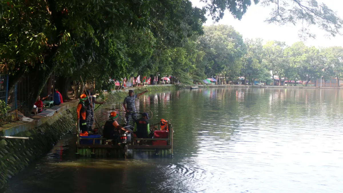 Petugas gabungan dari TNI AL dan PPSU menangkap ikan sapu-sapu di kawasan Setu Babakan, Jakarta, Selasa (5/5/2026). (Dery Ridwansah/ JawaPos.com)