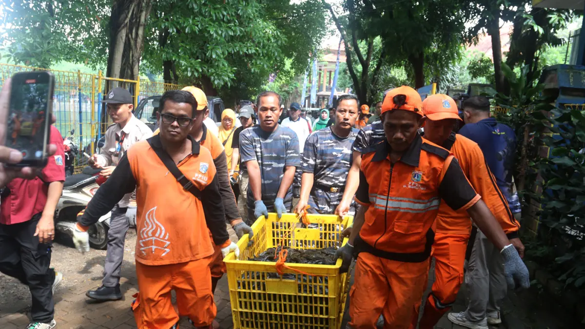 Petugas gabungan dari TNI AL dan PPSU menangkap ikan sapu-sapu di kawasan Setu Babakan, Jakarta, Selasa (5/5/2026). (Dery Ridwansah/ JawaPos.com)