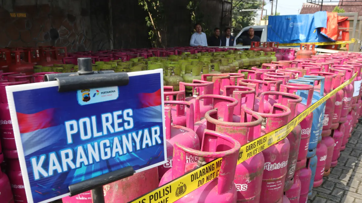 Polda Jateng bersama PT Pertamina Patra Niaga Regional Jawa Bagian Tengah mengungkap puluhan kasus penyalahgunaan bahan bakar minyak (BBM) dan LPG bersubsidi. (Nur Chamim/Jawa Pos Radar Semarang)