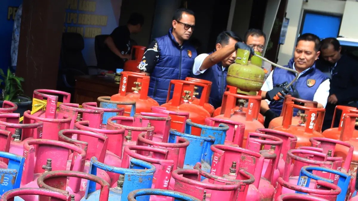 Polda Jateng bersama PT Pertamina Patra Niaga Regional Jawa Bagian Tengah mengungkap puluhan kasus penyalahgunaan bahan bakar minyak (BBM) dan LPG bersubsidi. (Nur Chamim/Jawa Pos Radar Semarang)