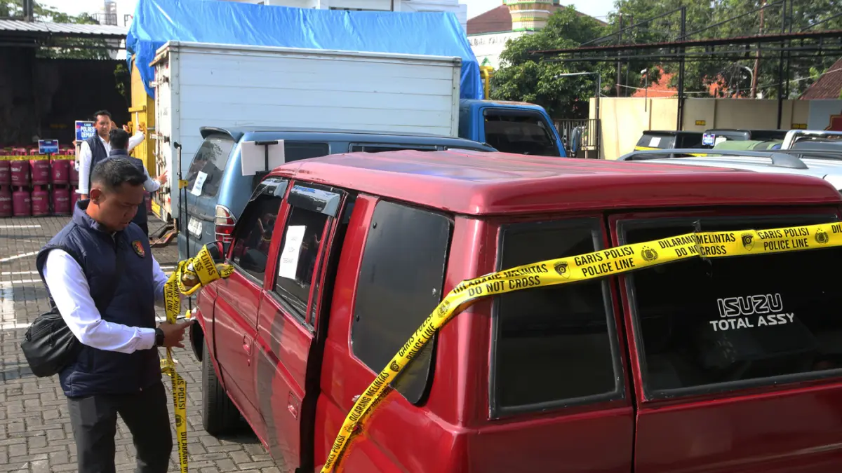 Polda Jateng bersama PT Pertamina Patra Niaga Regional Jawa Bagian Tengah mengungkap puluhan kasus penyalahgunaan bahan bakar minyak (BBM) dan LPG bersubsidi. (Nur Chamim/Jawa Pos Radar Semarang)