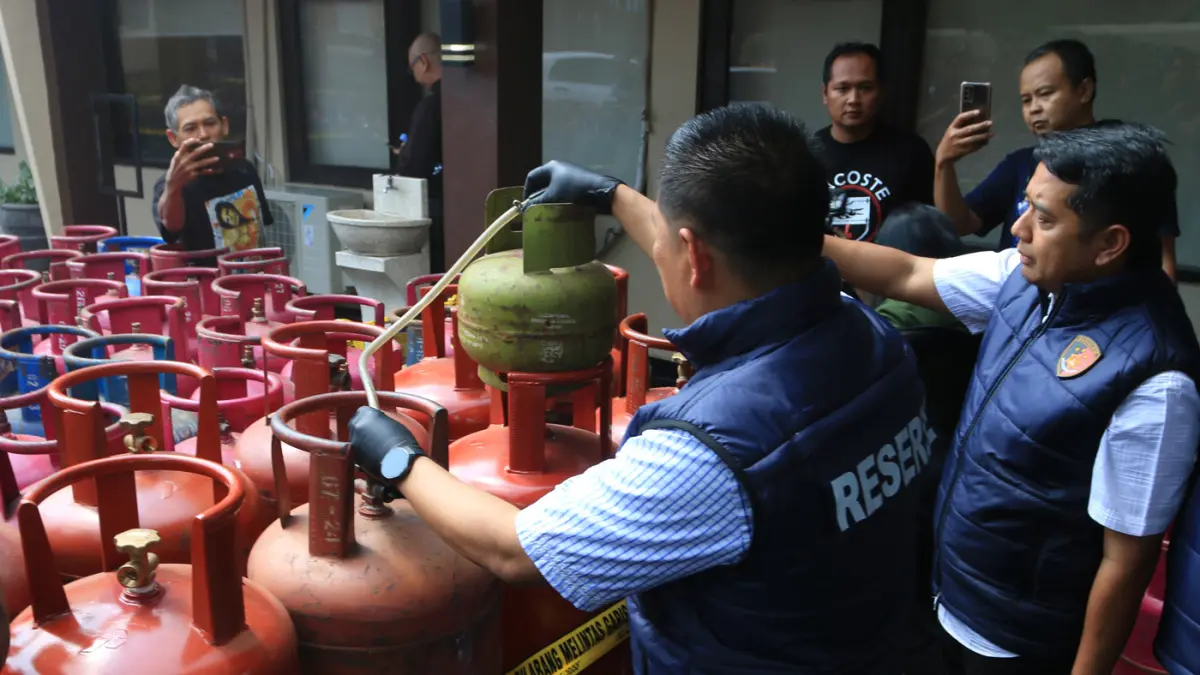 Polda Jateng bersama PT Pertamina Patra Niaga Regional Jawa Bagian Tengah mengungkap puluhan kasus penyalahgunaan bahan bakar minyak (BBM) dan LPG bersubsidi. (Nur Chamim/Jawa Pos Radar Semarang)